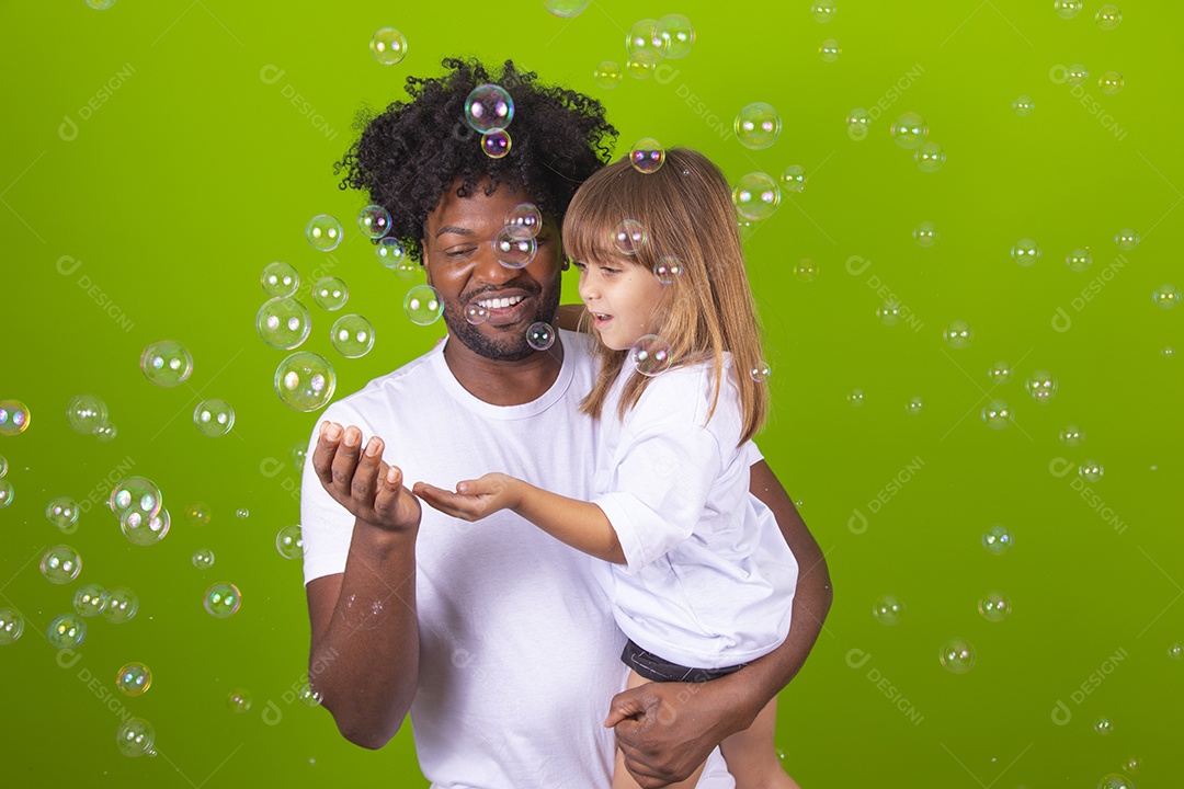 Tio divertido brincando com sua linda sobrinha sobre fundo isolado