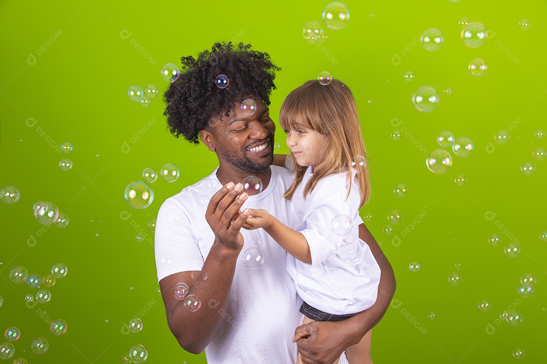 Tio divertido brincando com sua linda sobrinha sobre fundo isolado