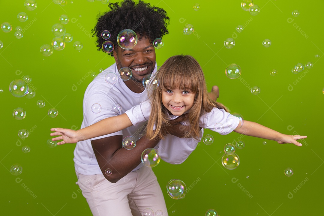 Tio divertido brincando com sua linda sobrinha sobre fundo isolado