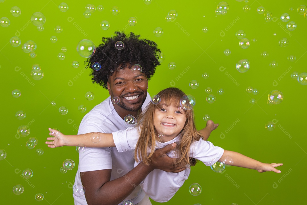 Tio divertido brincando com sua linda sobrinha sobre fundo isolado