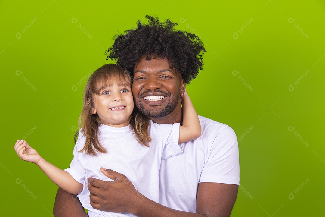 Tio divertido brincando com sua linda sobrinha sobre fundo isolado