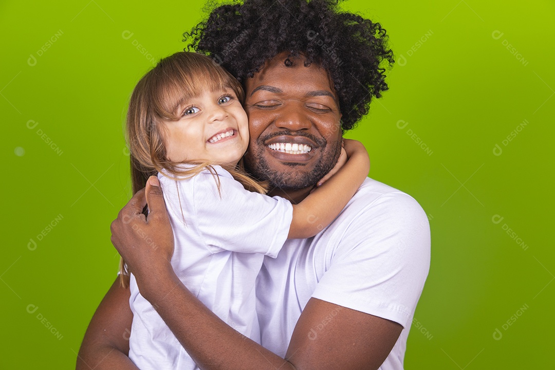 Tio divertido brincando com sua linda sobrinha sobre fundo isolado