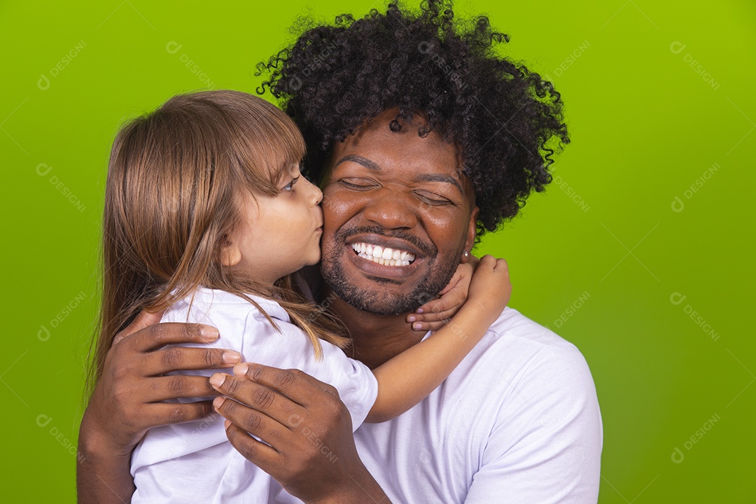 Tio divertido brincando com sua linda sobrinha sobre fundo isolado