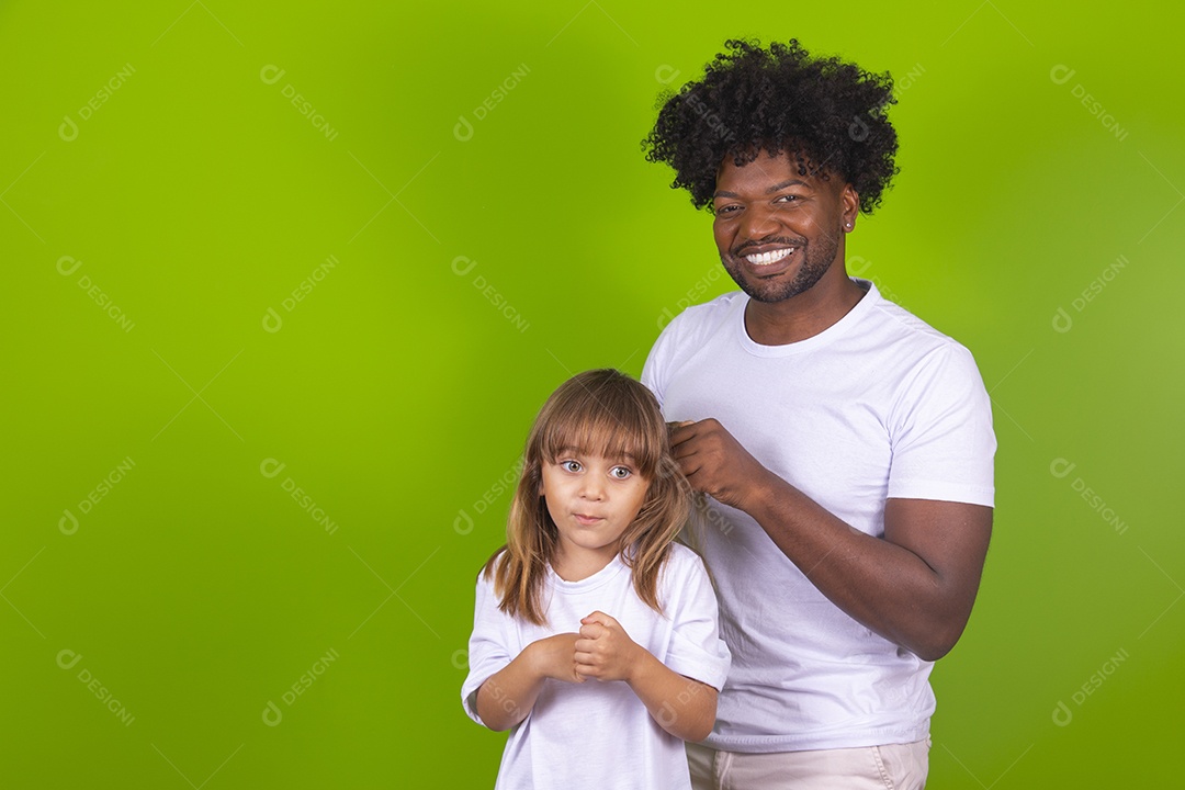 Tio divertido brincando com sua linda sobrinha sobre fundo isolado