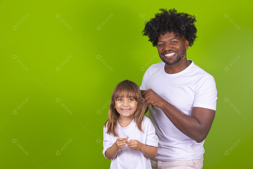 Tio divertido brincando com sua linda sobrinha sobre fundo isolado