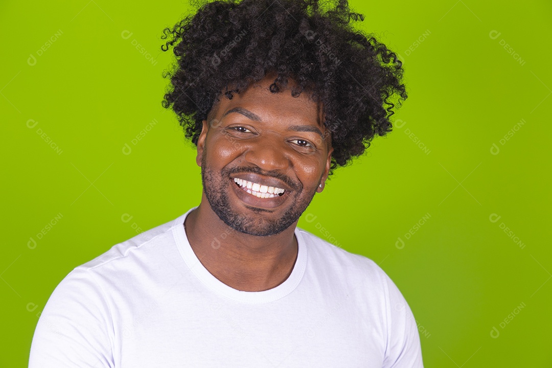 Homem jovem negro sorridente barbudo sobre fundo isolado verde