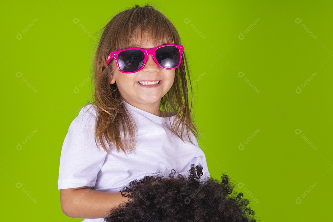 Tio divertido brincando com sua linda sobrinha sobre fundo isolado