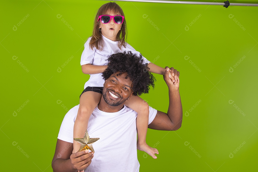 Tio divertido brincando com sua linda sobrinha sobre fundo isolado