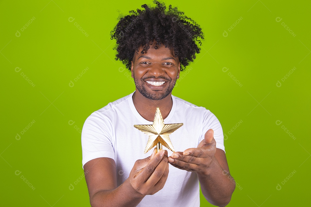 Homem negro jovem comemorando natal feliz e sorridente