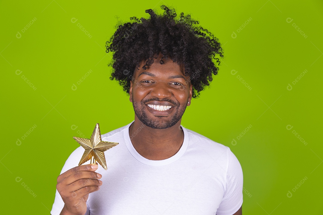 Homem negro jovem comemorando natal feliz e sorridente