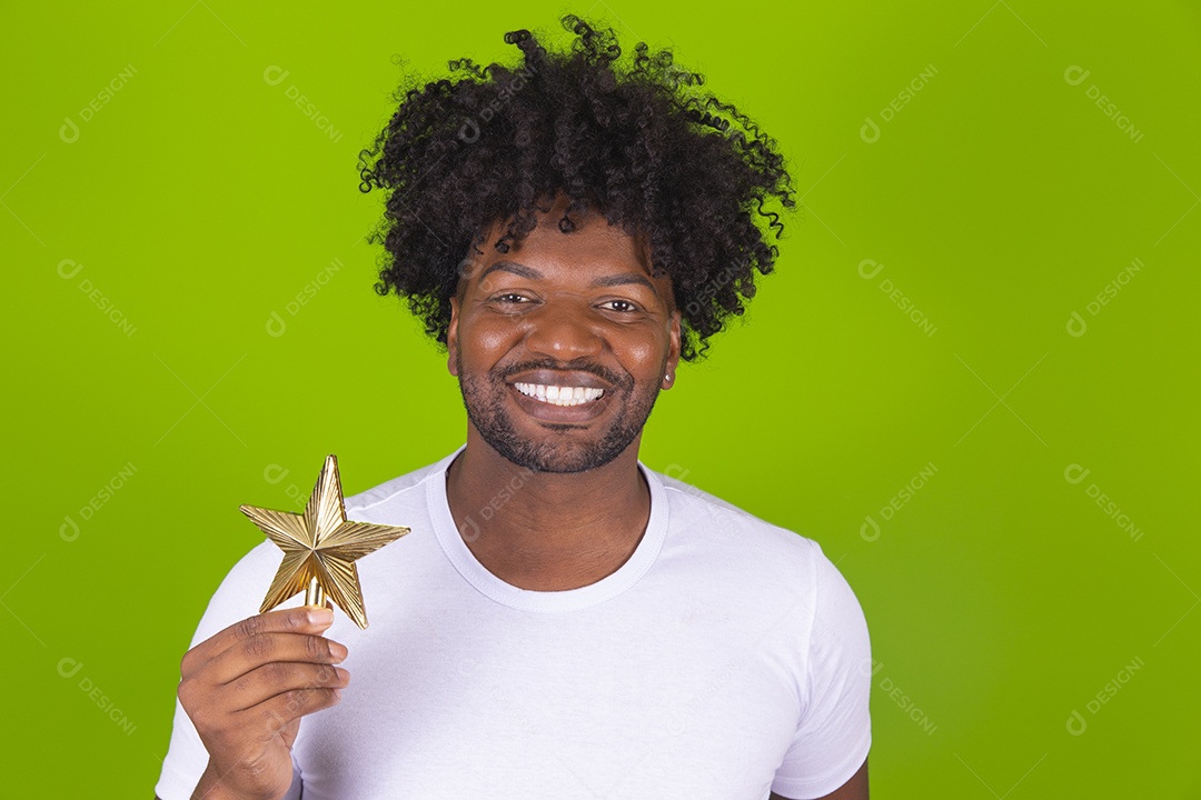 Homem negro jovem comemorando natal feliz e sorridente