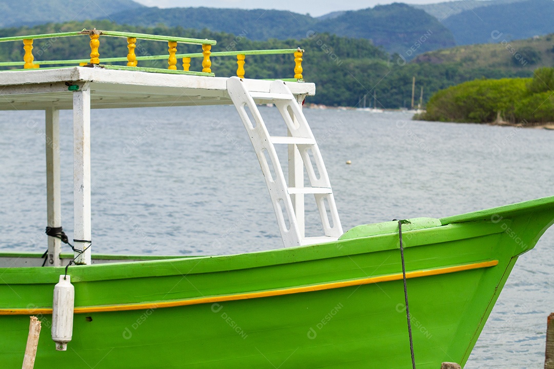 Barcos ancorados em uma lagoa no Rio de Janeiro.