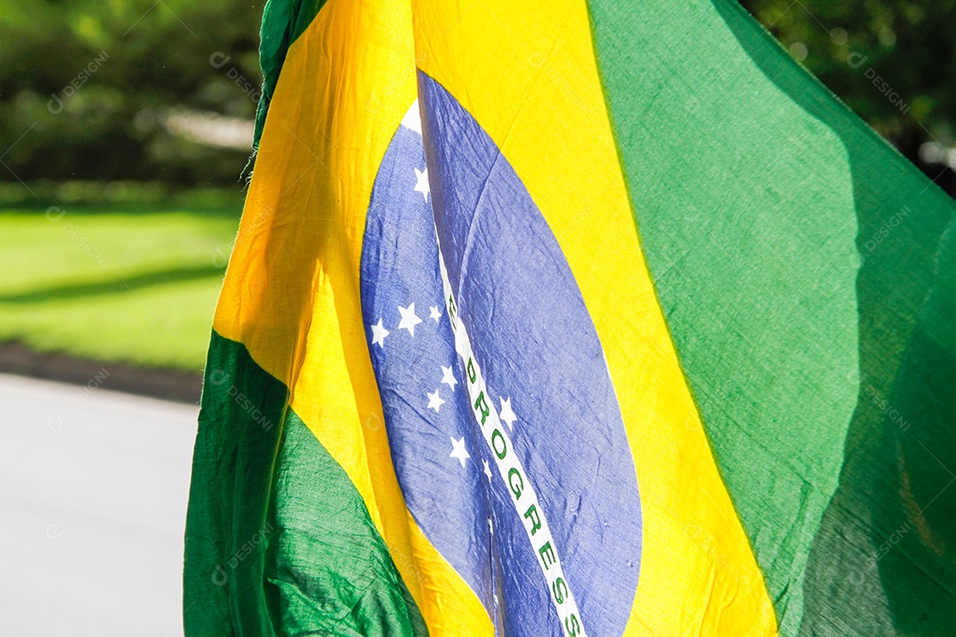 Bandeira do Brasil ao ar livre em um dia ensolarado no Rio de Janeiro, Brasil.