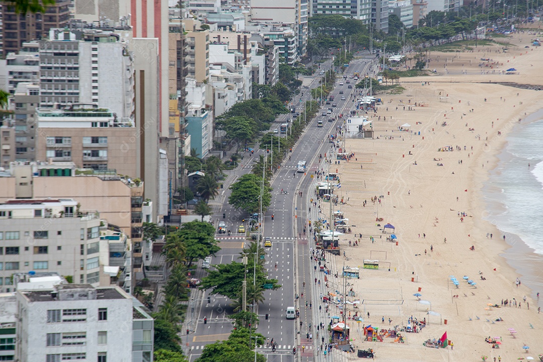 Praia do Leblon vista do mirante da falésia no Rio de Janeiro.