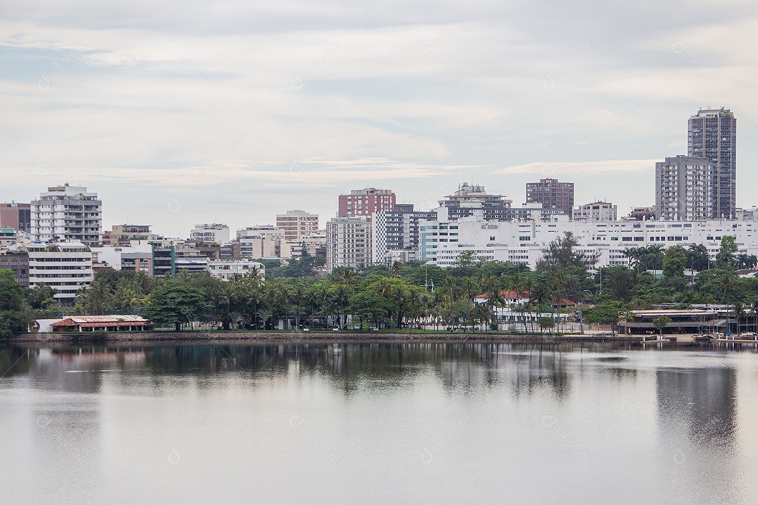Vista da Lagoa Rodrigo de Freitas no Rio de Janeiro, Brasil.