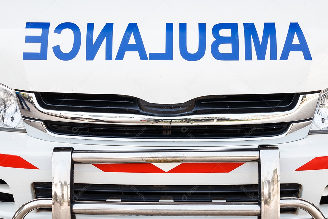 Capô do radiador da ambulância com letras invertido