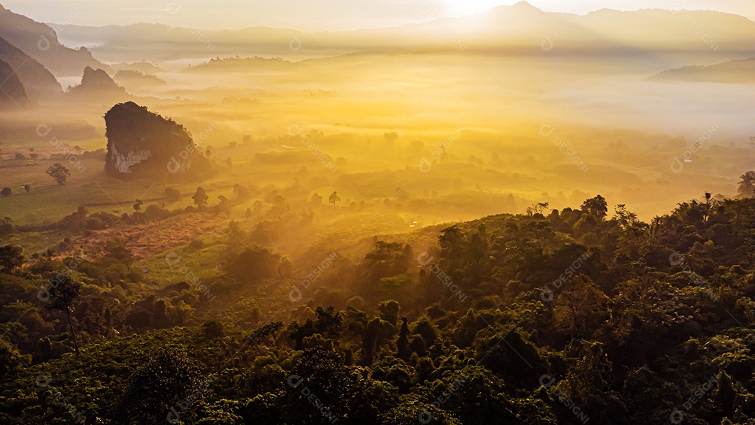 paisagem de montanhas nevoeiro Phu Lanka National Park Phayao província norte da Tailândia