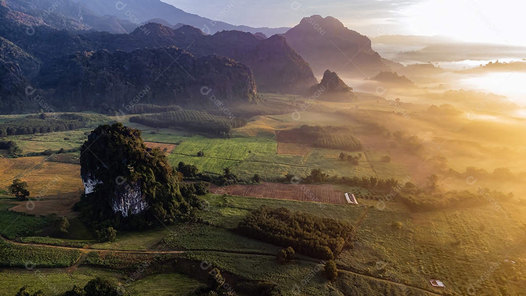 paisagem de montanhas nevoeiro Phu Lanka National Park Phayao província norte da Tailândia