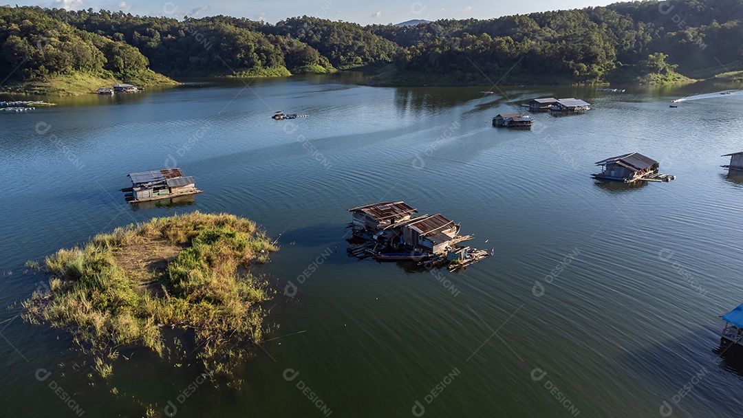 Vista aérea da paisagem Reservatório e casa de jangada Tailândia