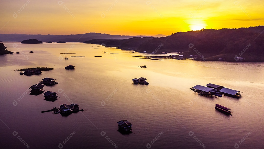 Vista aérea do pôr do sol da paisagem com reservatório e casa de jangada Tailândia