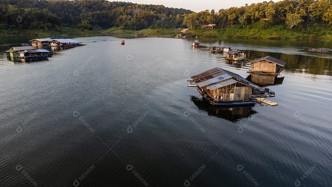 Vista aérea da paisagem Reservatório e casa de jangada Tailândia