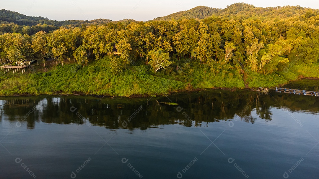 Vista aérea da paisagem Reservatório e casa de jangada Tailândia