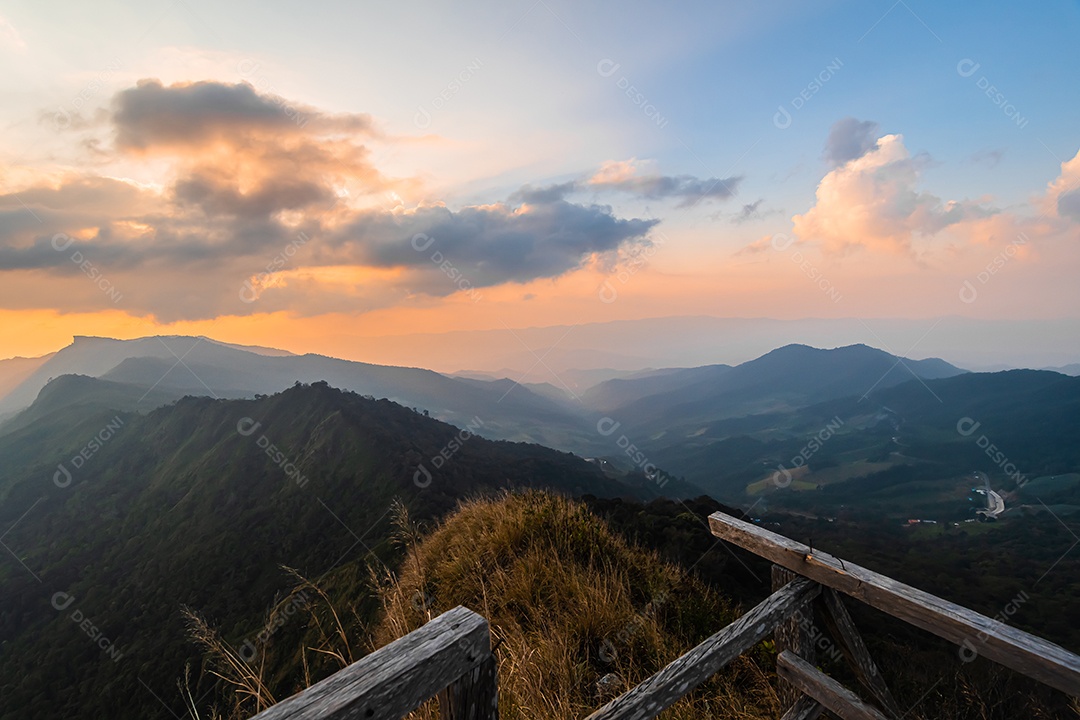 Vista aérea do Parque Nacional de Phu Lanka, província de Phayao, ao norte da Tailândia