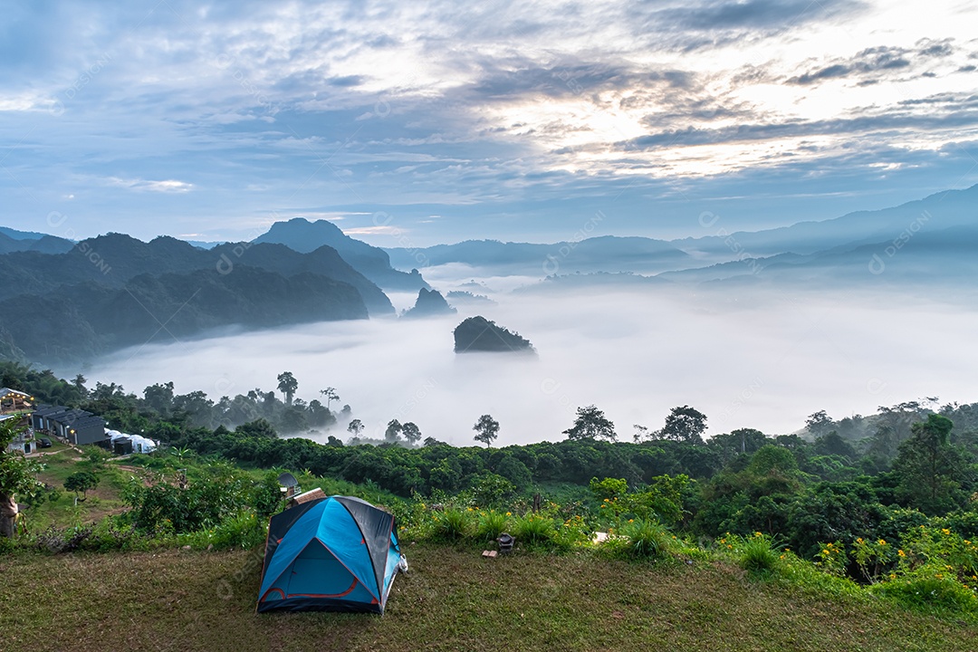 Paisagem de montanhas nevoeiro e tenda Phu Lanka National Park Phayao província norte da Tailândia
