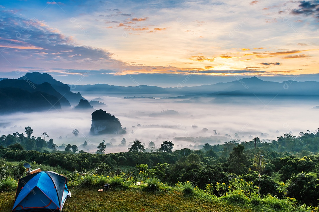Paisagem de montanhas nevoeiro e tenda Phu Lanka National Park Phayao província norte da Tailândia