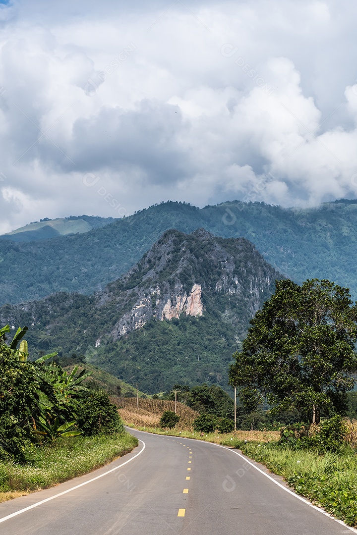 Paisagem de montanha com estrada em Nan Tailândia