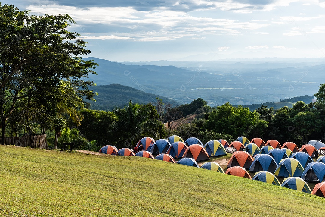 Acampamento sobre floresta campo verde