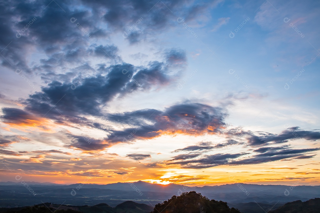 Céu e nuvens durante o crepúsculo em Nan Tailândia