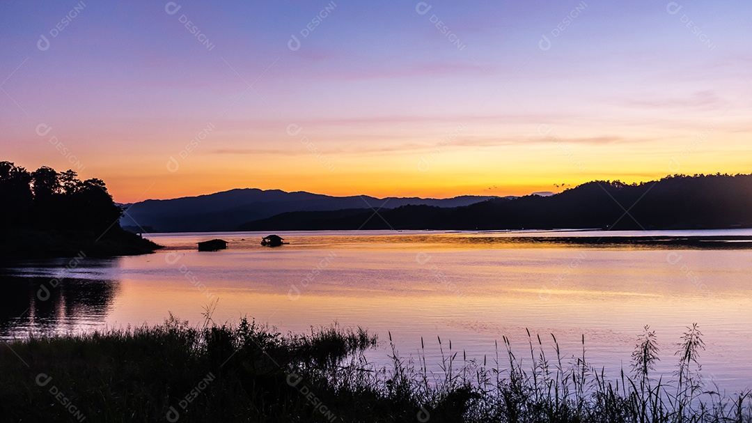 Pôr do sol paisagem com reservatório e casa de jangada Tailândia