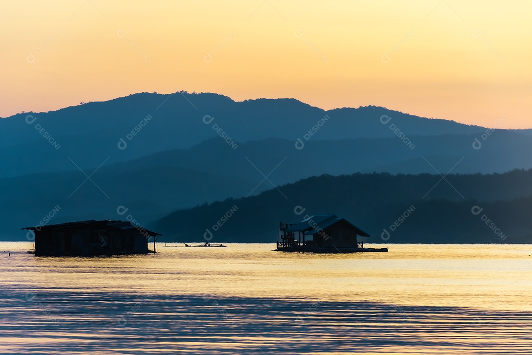 Pôr do sol paisagem com reservatório e casa de jangada Tailândia