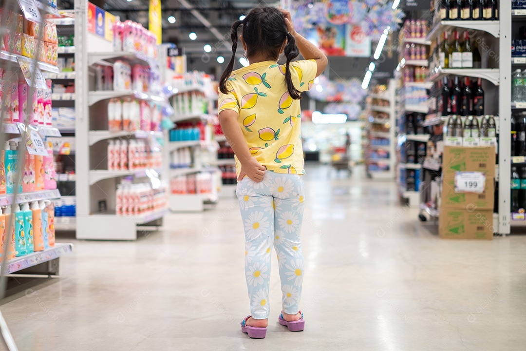 Linda menina criança fazendo compras no mercado