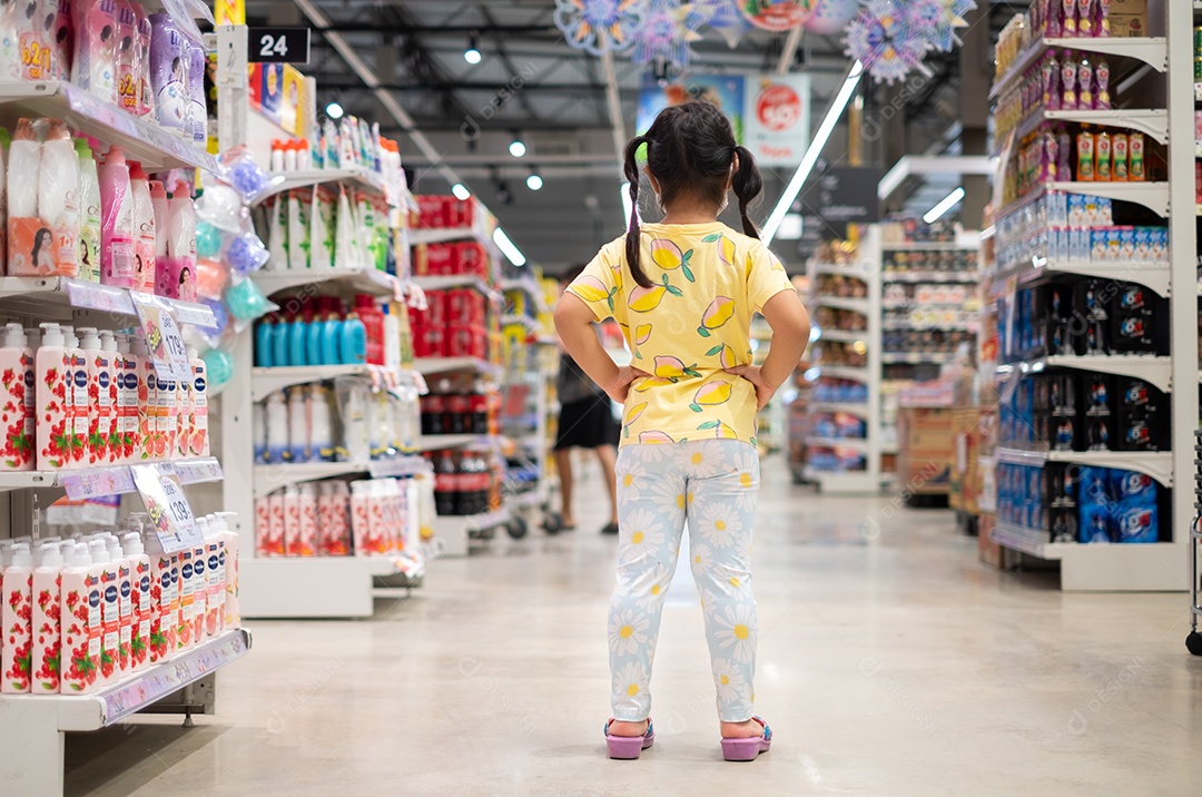 Linda menina criança fazendo compras no mercado