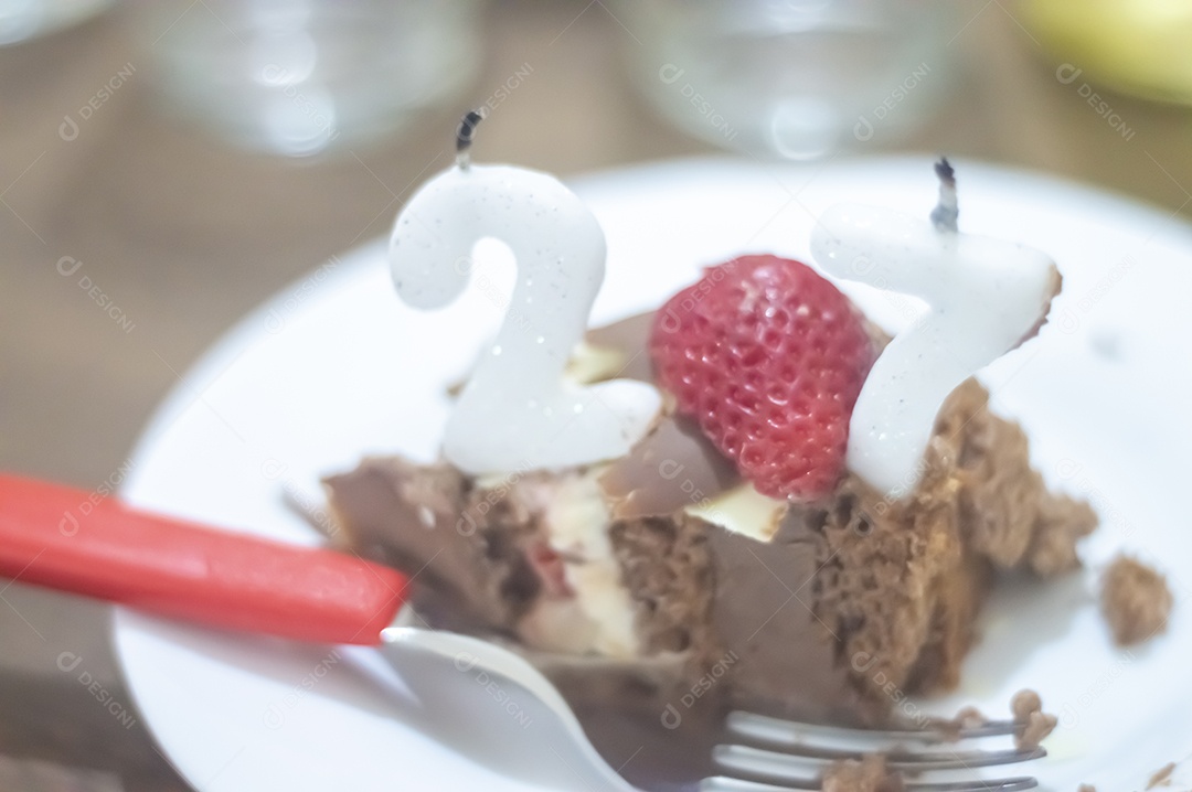 Prato de comida fatia de bolo.