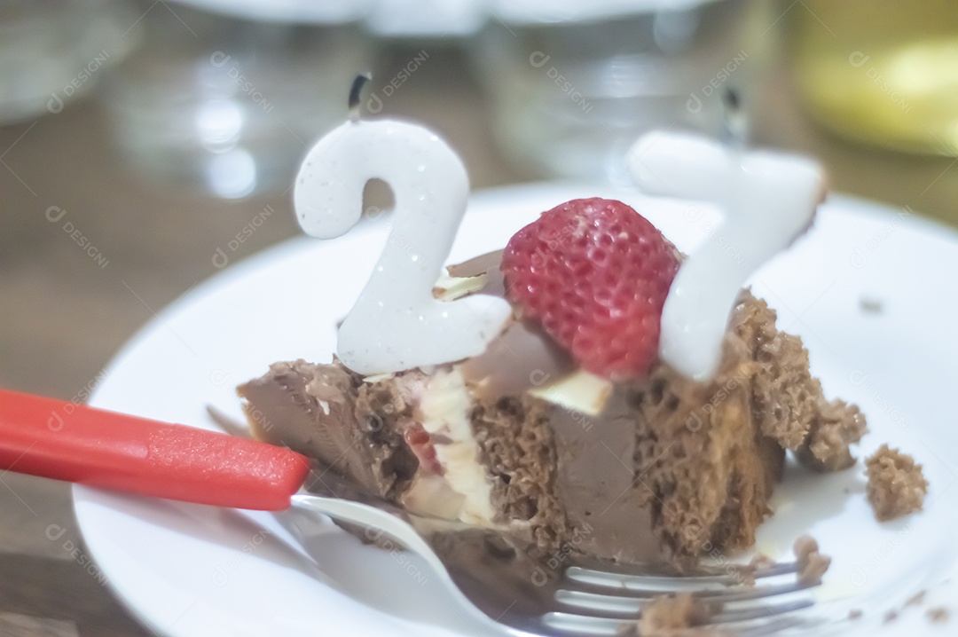 Prato de comida fatia de bolo.