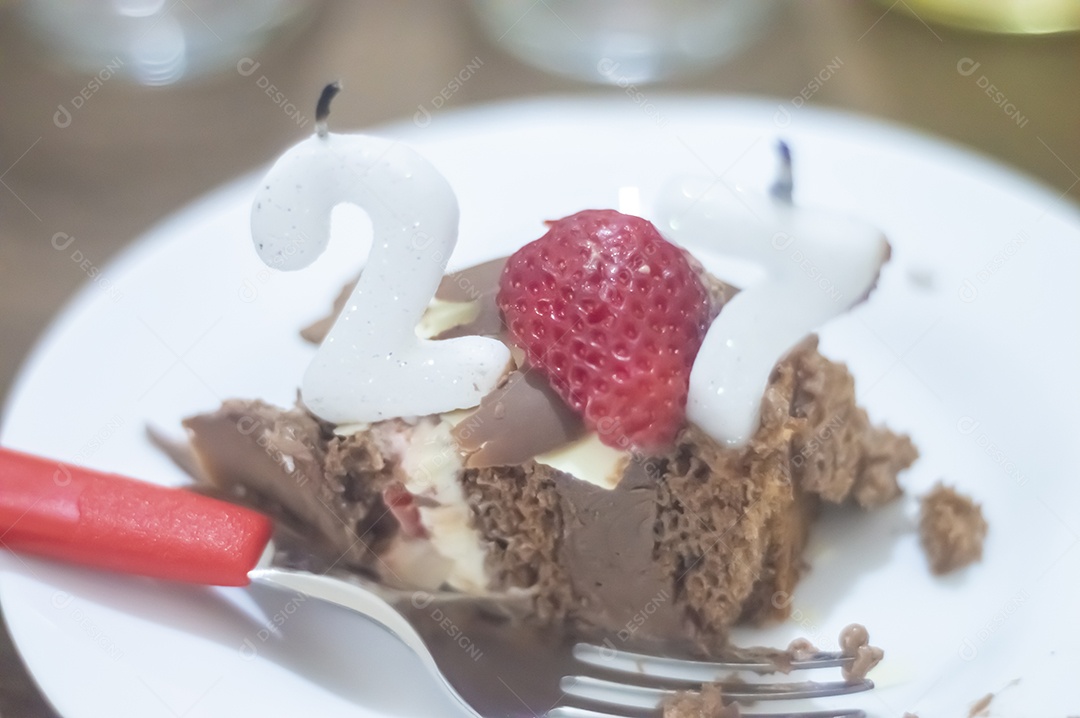 Prato de comida fatia de bolo.