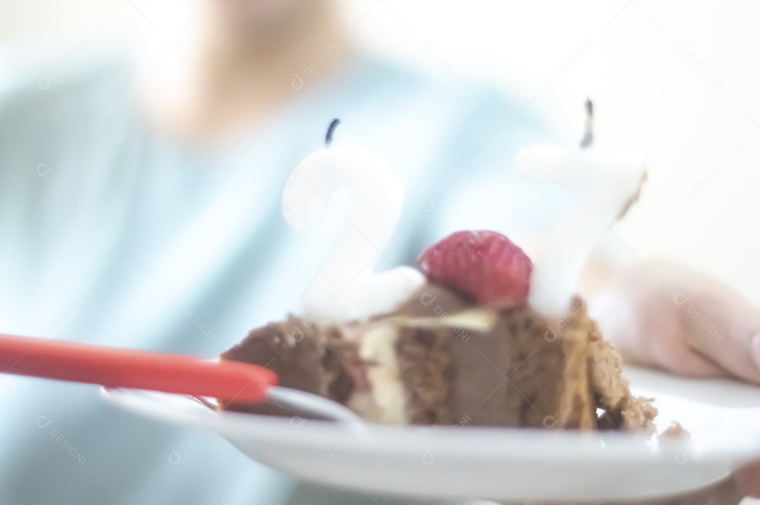 Prato de comida fatia de bolo.