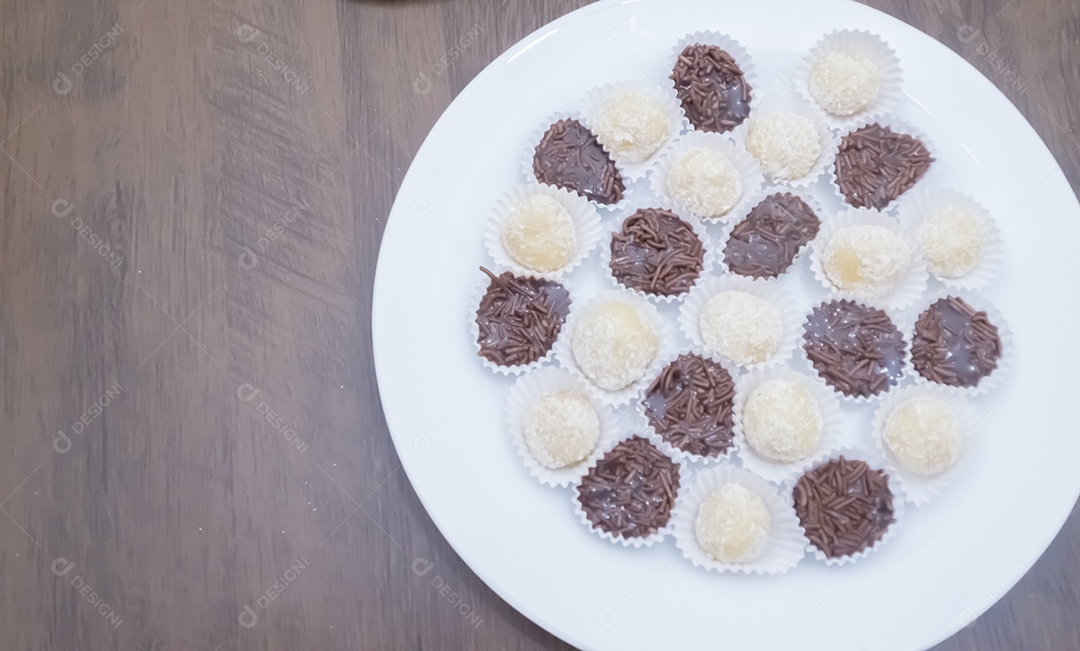 Prato de comida fatia de bolo.