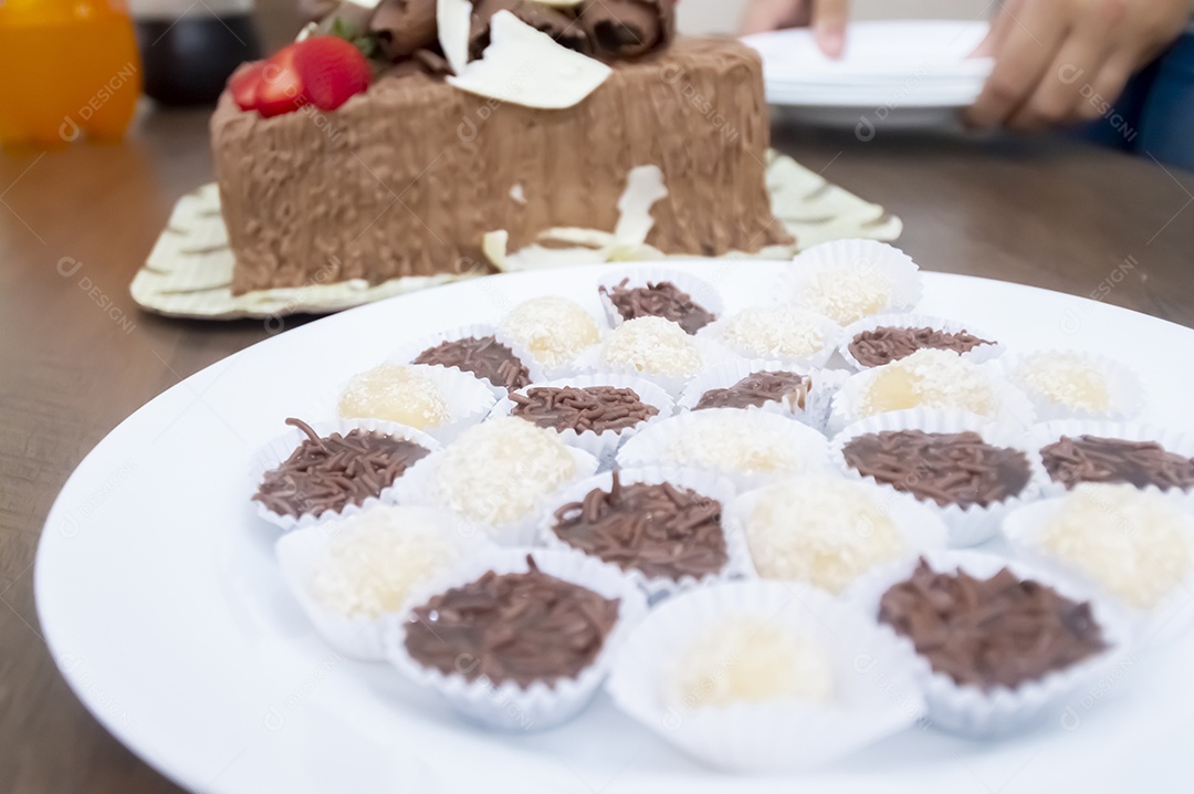 Prato de comida fatia de bolo.