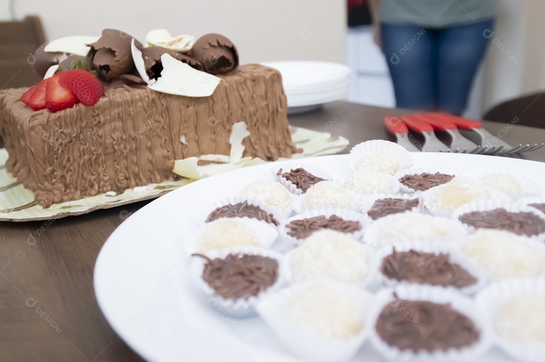 Prato de comida fatia de bolo.