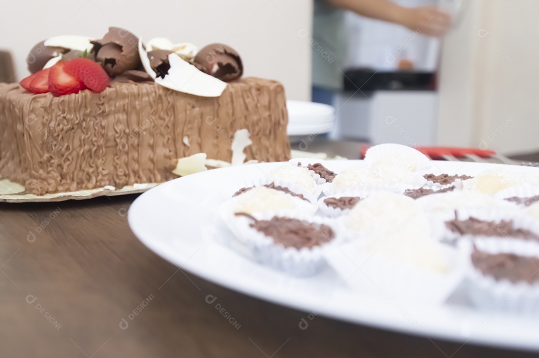 Prato de comida fatia de bolo.