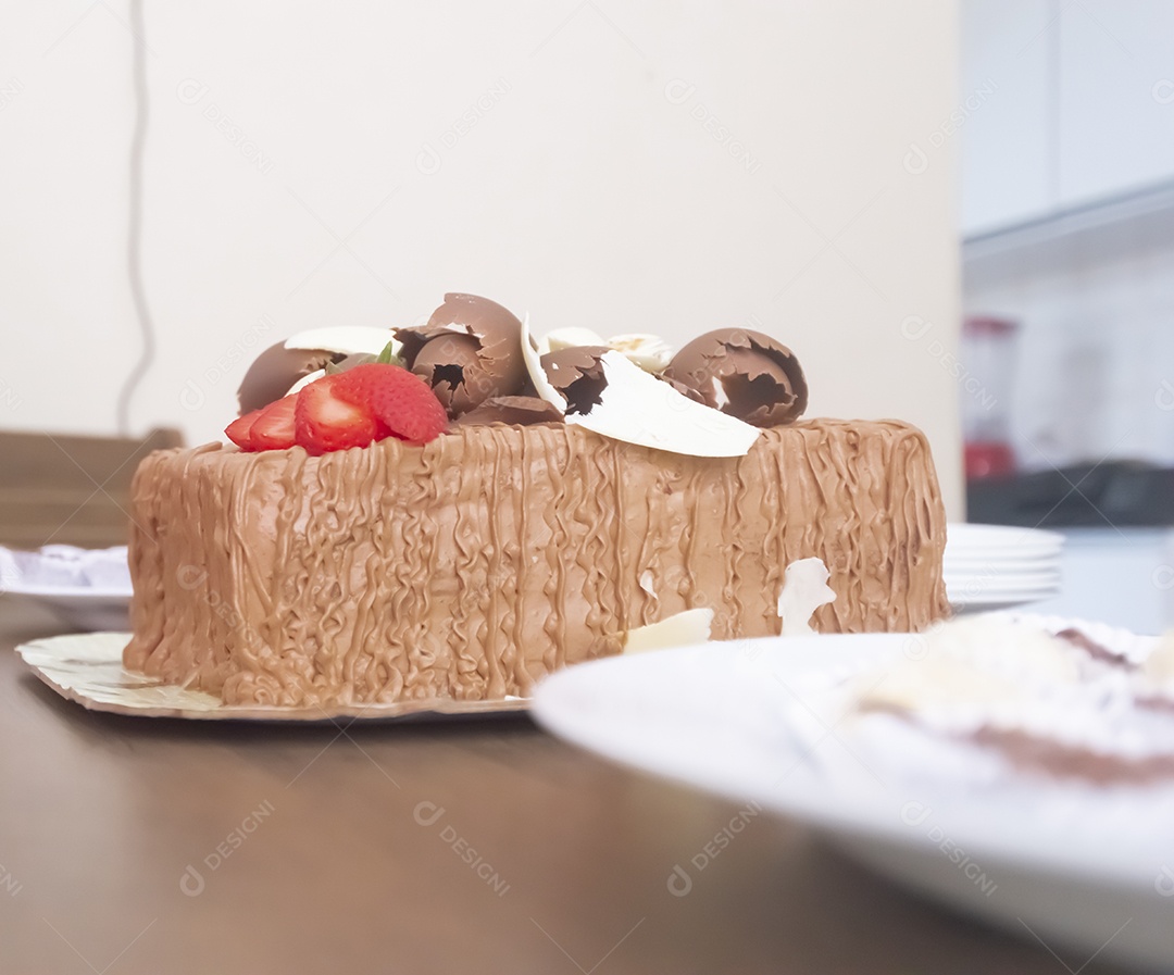 Prato de comida fatia de bolo.