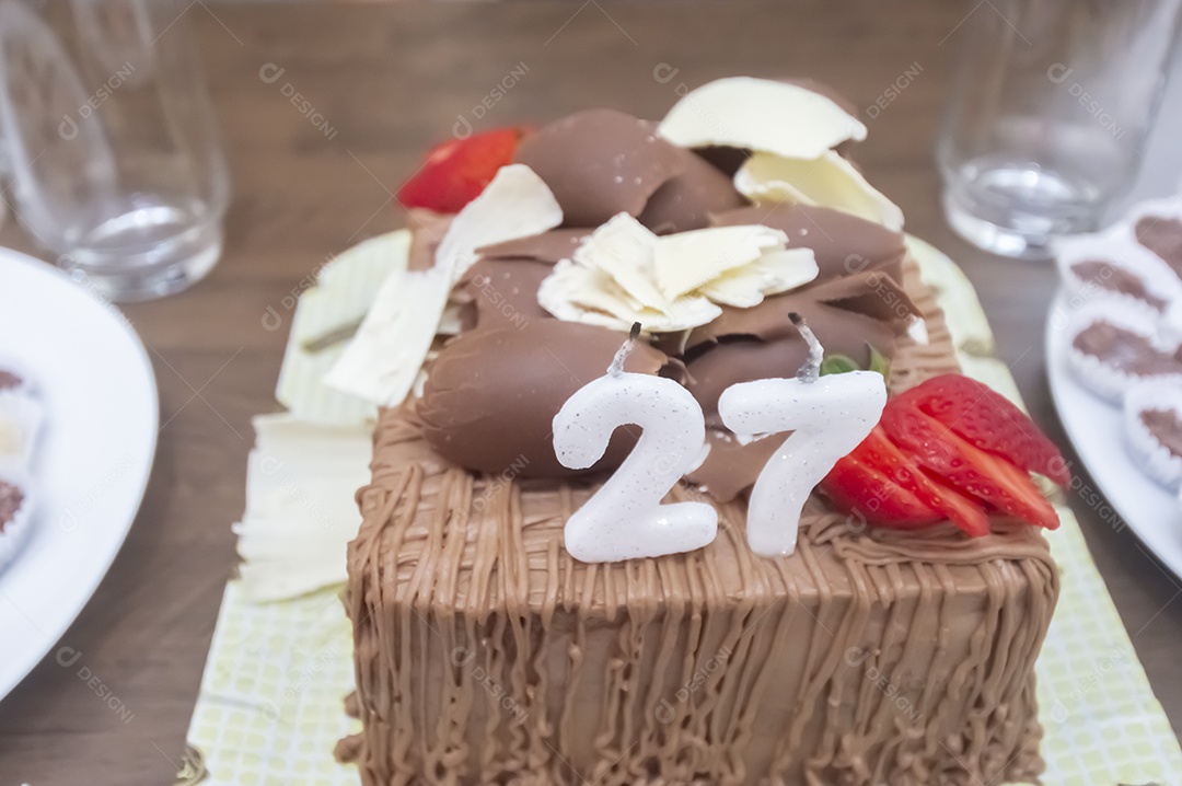 Prato de comida fatia de bolo.