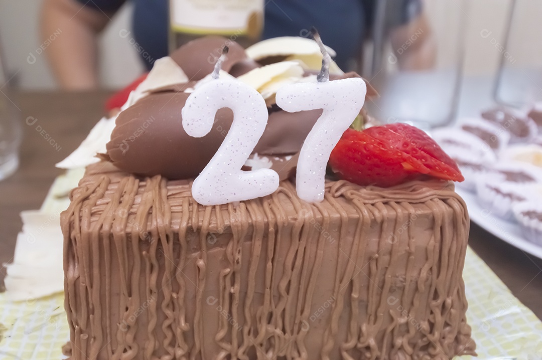 Prato de comida fatia de bolo.