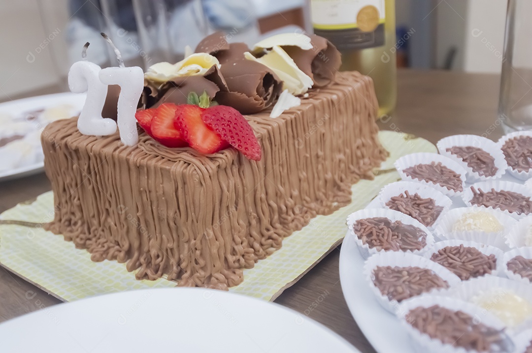 Prato de comida fatia de bolo.