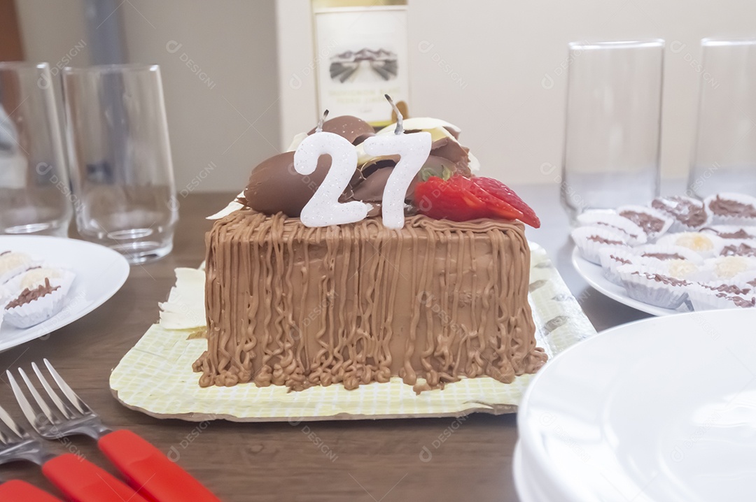 Prato de comida fatia de bolo.