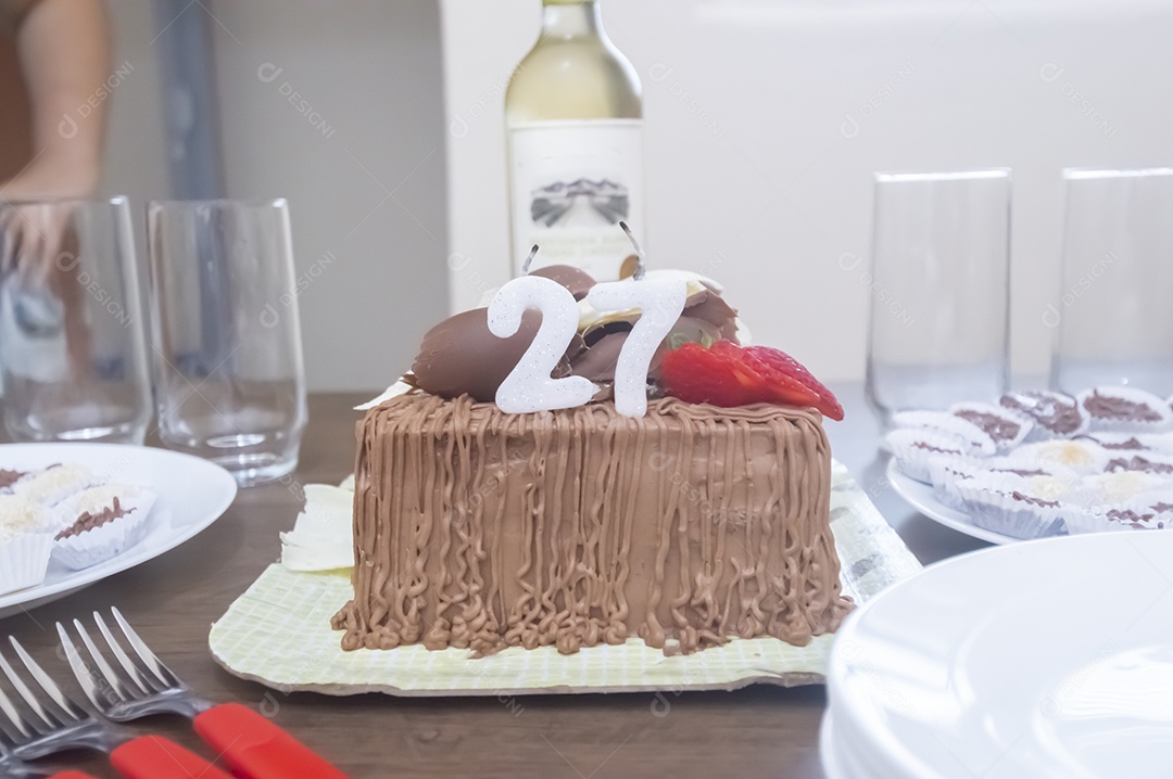 Prato de comida fatia de bolo.